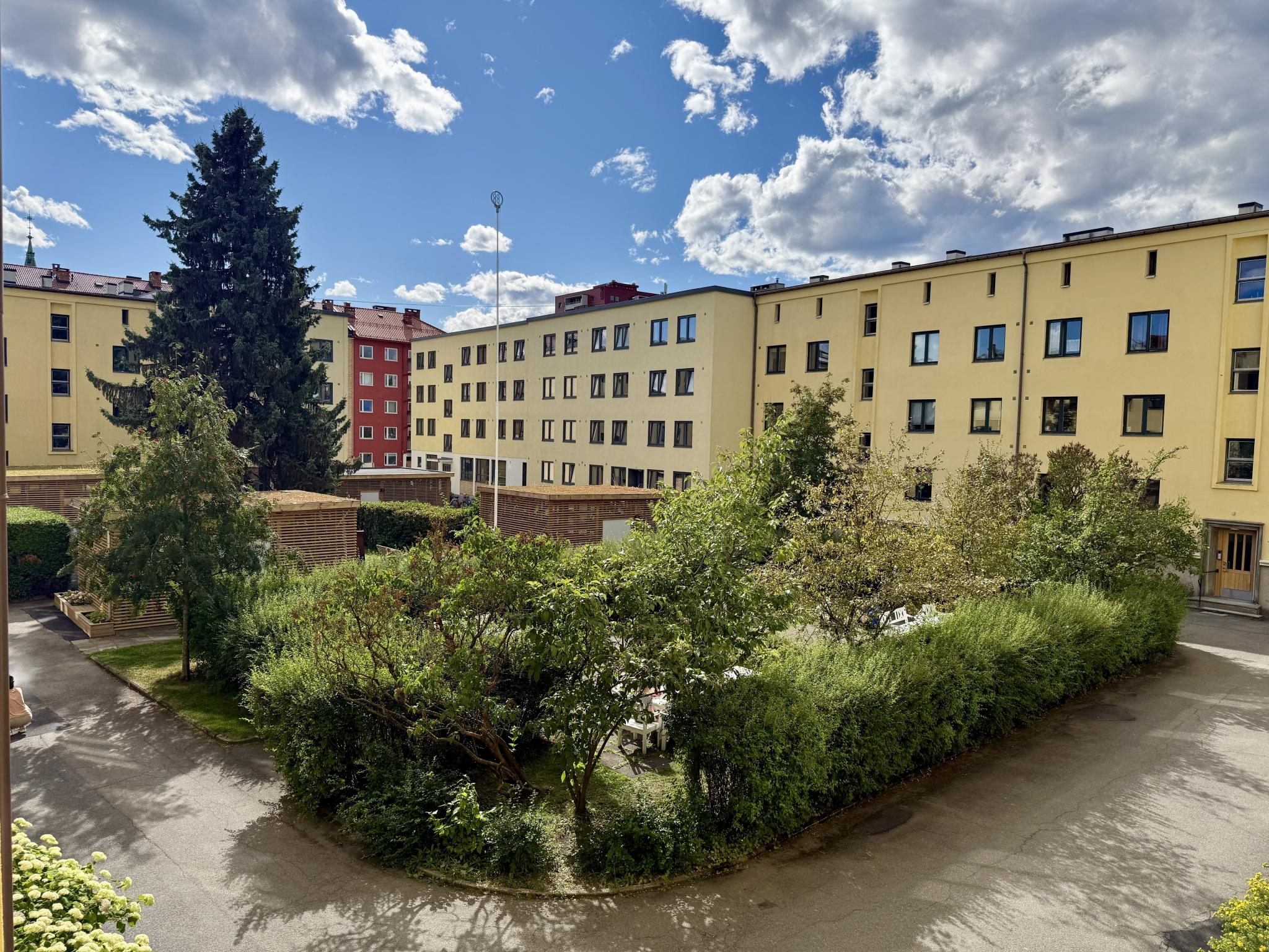 Lyse og trivelige uteområder (II). Foran sykkelbodene er det store sittegrupper, og en moderne, stor grill til felles bruk. (Bilder av dette kommer snart). 